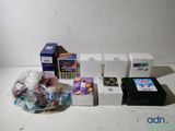 de nombreux objets divers posés sur la table