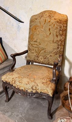 une chaise placée à côté d'une lampe