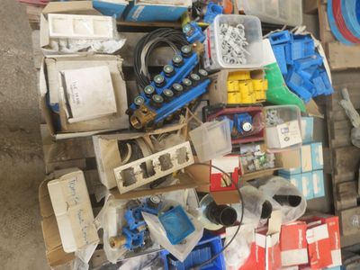 une pile d'objets assortis sur une palette