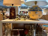 une étagère sur laquelle est posée une lampe