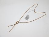 Gros plan sur un collier portant une étiquette