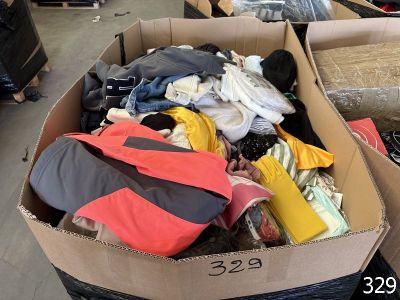 une boîte en carton remplie de vêtements et d'autres objets