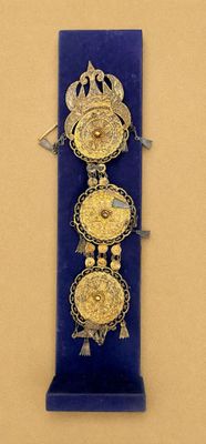 une vitrine bleue ornée de trois médaillons dorés