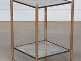 une table d'appoint en laiton et en verre, avec un plateau en verre