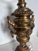 Grande lampe métal doré à décor de sphynge et tête de lion (… (photo 2)