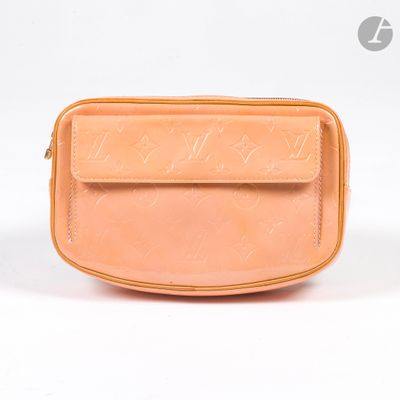 une photo d'un sac Louis Vuitton sur fond blanc