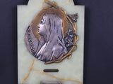 la photo d'une photo représentant une femme sur une plaque
