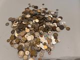 un tas de pièces posé sur une table à côté d'une paire de ciseaux
