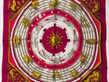 un gros plan d'un foulard carré orné d'un motif circulaire
