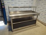 une photo d'une table en acier inoxydable avec une étagère en dessous