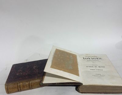 un vieux livre posé sur une table à côté d'un autre livre