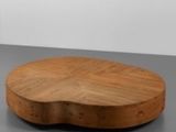 une photo d'une planche à découper en bois posée sur une table