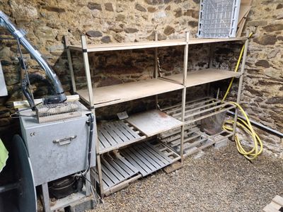 une étagère sur laquelle se trouvent plusieurs objets