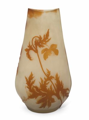 un vase en verre orné d'une fleur, posé sur une surface blanche