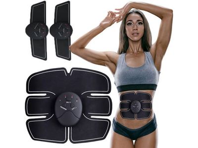 La femme se tient à côté d'un gainage et d'une paire de genouillères.