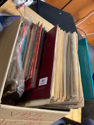 une pile de livres posée sur une table en bois