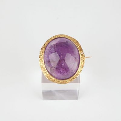 Broche or, améthyste cabochon Broche en or jaune 18 ct serti…
