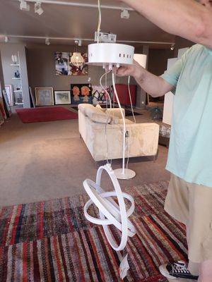 un homme qui tient une télécommande Wii dans la main