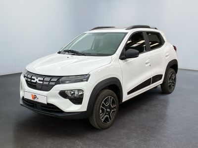 vue de face d'un SUV blanc garé dans une pièce