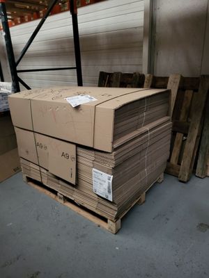 une pile de boîtes sur une palette dans un entrepôt