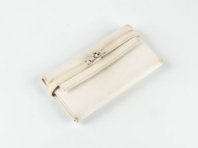une photo d'un sac à main blanc posé sur une table blanche
