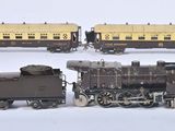 trois petits trains sur une surface blanche ; l'un est marron et l'autre est noir