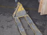 un chariot élévateur qui se trouve au milieu de l'atelier