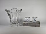 un vase et deux verres posés sur un livre