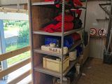 une pièce avec beaucoup d'objets sur les étagères
