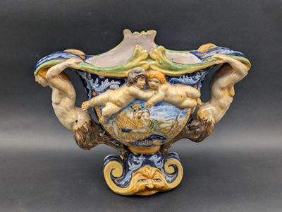 un vase orné d'un homme, posé sur une table
