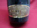une bouteille de vin posée sur une table