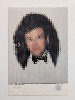 la photo d'une photo représentant une femme portant un nœud papillon