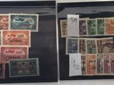 deux photos de timbres différents exposés dans une vitrine