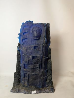 une sculpture bleue sur une surface blanche, avec un fond blanc