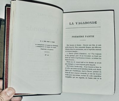 une personne tenant un livre ouvert à la main