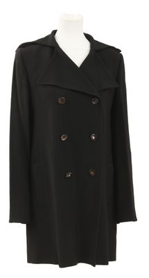 un manteau noir sur un mannequin mannequin mannequin mannequin mannequin mannequin mannequin mannequin mannequin mannequin