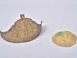 deux pièces d'or sont posées l'une à côté de l'autre sur une surface blanche
