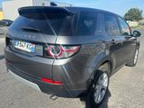une photo d'un Land Rover gris garé sur un parking