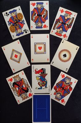 Plusieurs cartes à jouer sont disposées en cercle sur une table
