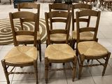 Plusieurs chaises sont disposées en cercle sur un sol carrelé.