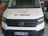 une camionnette blanche garée dans un garage
