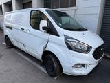 une camionnette blanche garée dans un parking