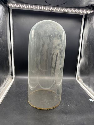 une bouteille en verre transparent posée à l'intérieur d'un four à micro-ondes