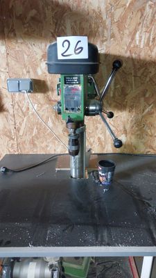 une machine posée sur une table sur laquelle est inscrit un chiffre