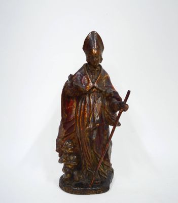 figurine représentant un saint tenant un bâton et une croix