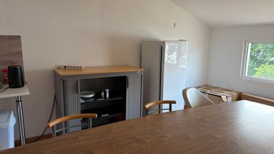 une cuisine avec une table et des chaises