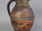 un vase avec un tableau posé sur une table