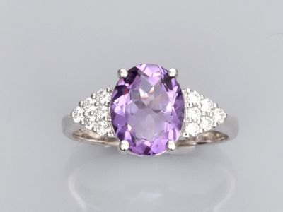 une bague en améthorate et diamants