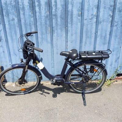 un vélo bleu garé devant un mur bleu