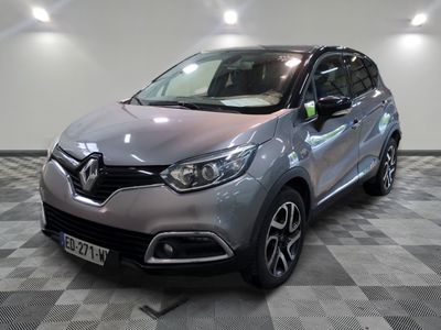 la voiture grise est garée sur un sol en damier dans le garage